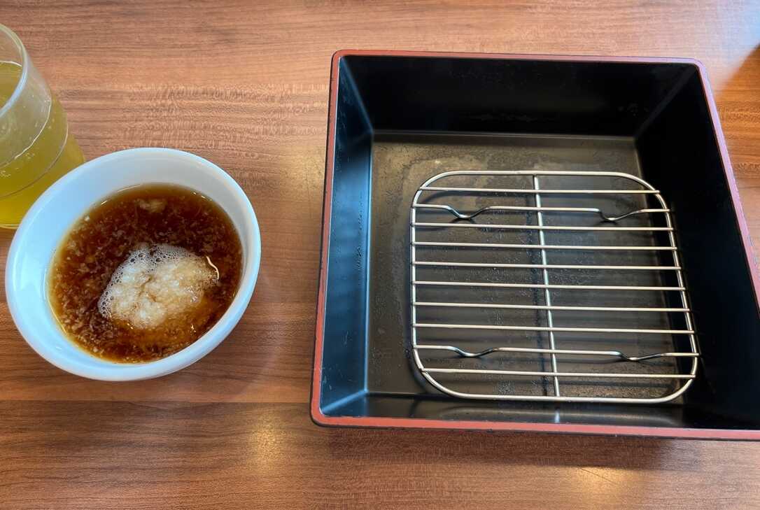 天ぷら七福_つゆと皿