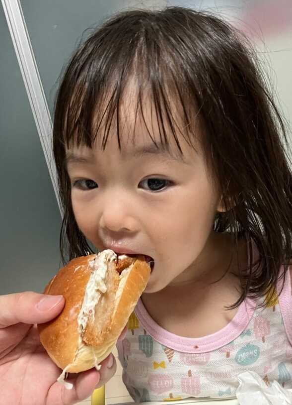 パンオーレ_パンを食べる娘
